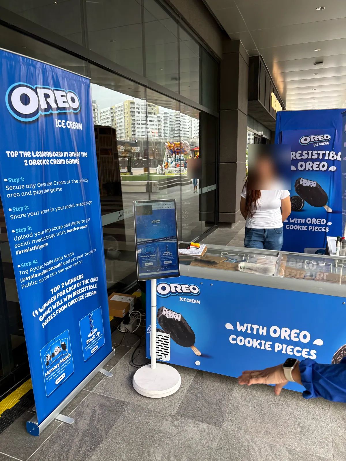 Oreo Ice Cream game kiosk at Arca South showing the game menu beside the leaderboard banner and freezer